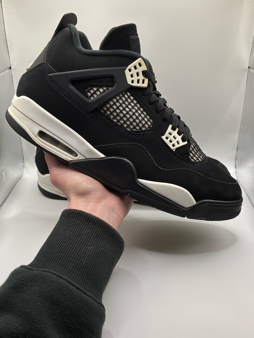 Jordan 4 ‘White Thunder’